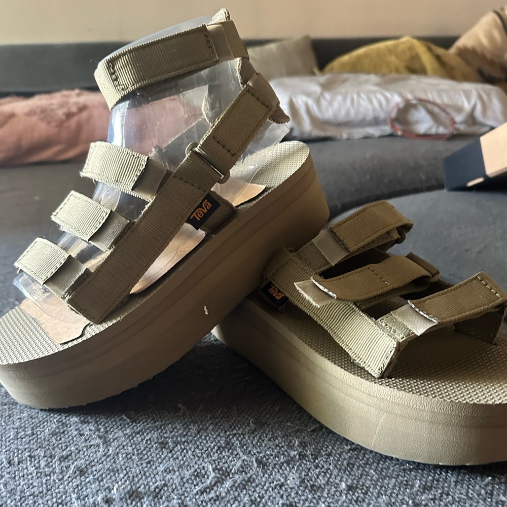 Reva platform Mevia sandals in Aloe